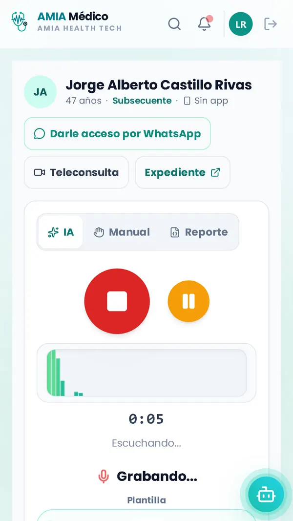 Consulta en AMIA Médico grabando: el botón para detener, la onda de la voz y el contador, mientras la IA escucha para escribir la nota.
